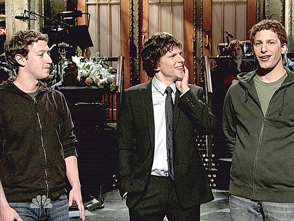 Zuckerberg aparece en una parodia en el show Saturday Night Live con el actor Jesee Eisenberg y el comediante Andy Sandberg.  