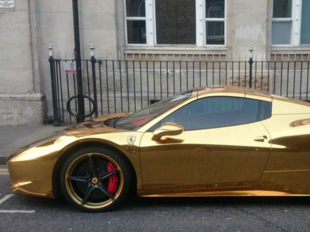 Un campeón mundial de boxeo ha deslumbrado, literalmente, a los peatones de la ciudad de Londres con su dorado Ferrari 458 Spider. Foto: Especial.