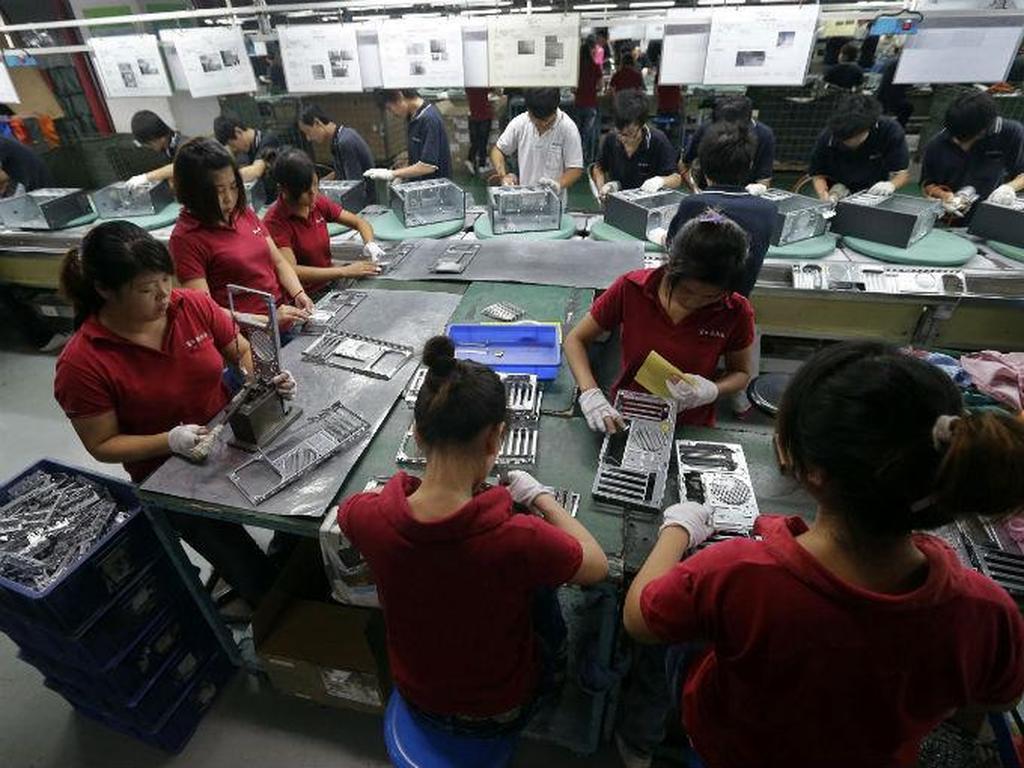 El trabajo en una fábrica ensambladora de dispositivos electrónicos en China comienza generalmente a las 8 de la mañana y termina alrededor de las 11 de la noche. Foto: Reuters