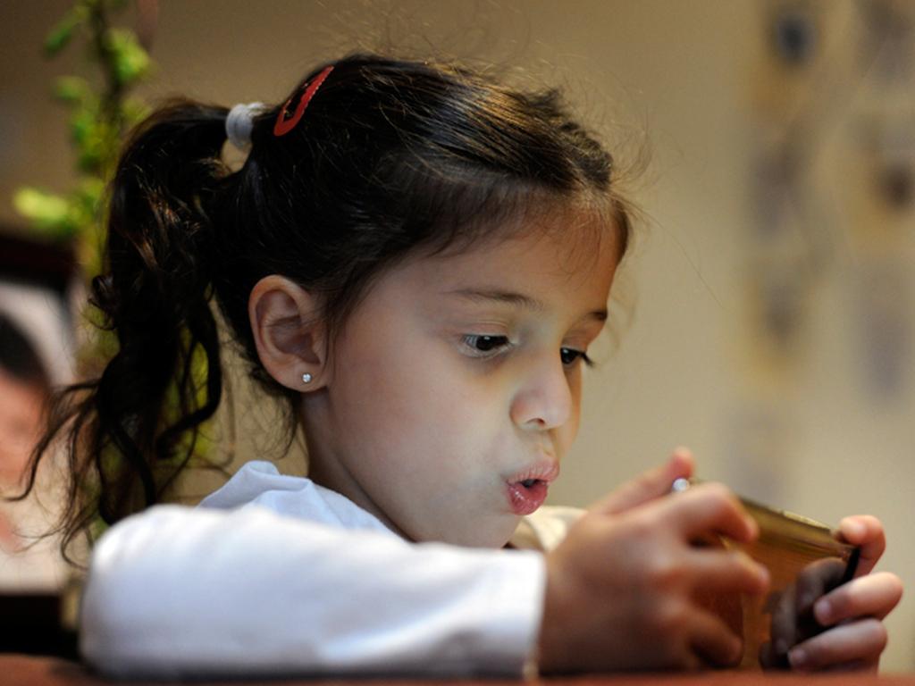 Niños en riesgo por dispositivos conectados a internet. Especial