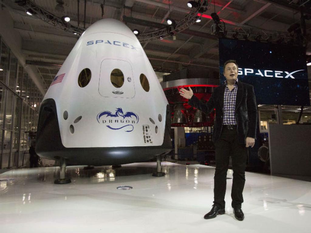 La empresa aeroespacial SpaceX del magnate Elon Musk presentó anoche la segunda versión de su cápsula espacial 