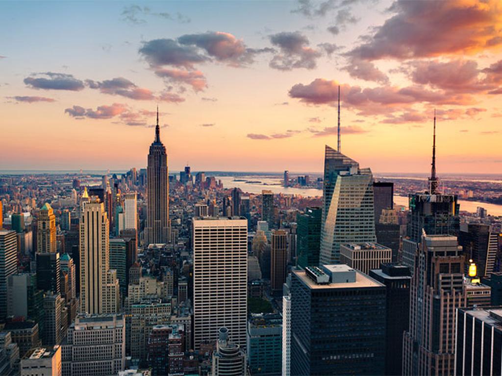 Definitivamente la mejor ciudad para trabajar en EU es Nueva York, ocupa el primer lugar en buenos puestos de trabajo, sobre todo del ramo financiero y de tecnología. Es la ciudad económicamente más poderosa del mundo, tiene la capacidad para atraer a los mejores y más brillantes profesionistas de todo el mundo. Especial