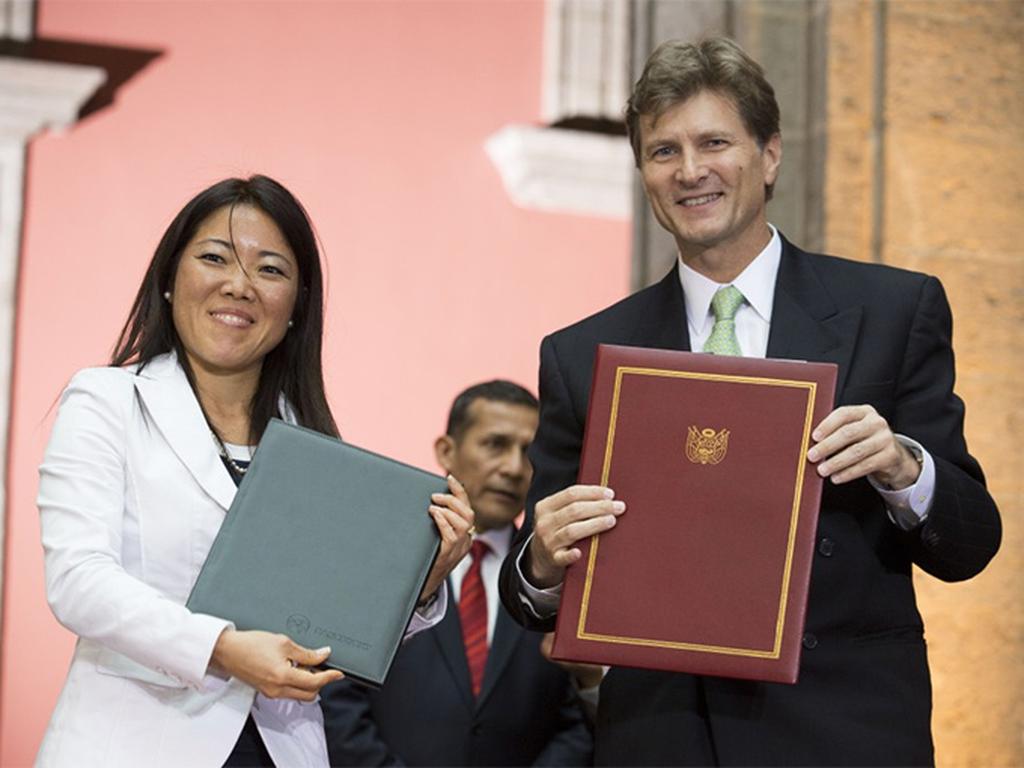 El acuerdo fue firmado entre el director general del Bancomext, Enrique de la Madrid, y la directora de Cofide, Angélica Graciela Matsuda Matayoshi. Foto: Presidencia