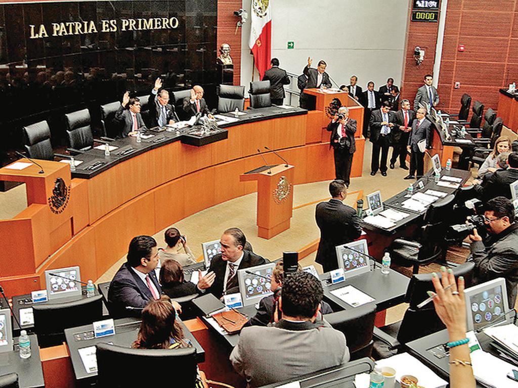 Legisladores de las diversas fracciones parlamentarias analizan los puntos clave de la reforma. Foto: Notimex