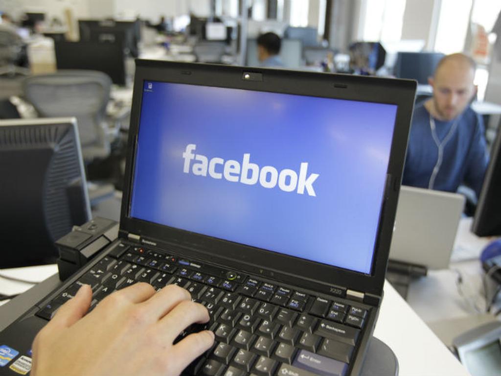 Facebook dice que no compartirá la información de tarjetas de crédito o débito de sus usuarios con los anunciantes. Foto: AP