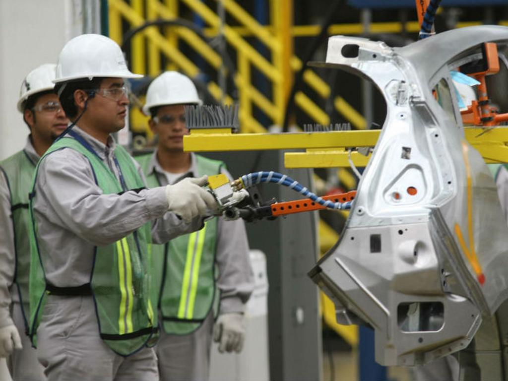 Por actividad económica, menciona que el empleo en el sector manufacturero reportó alzas en los subsectores de fabricación de equipo de transporte. Foto: Excélsior