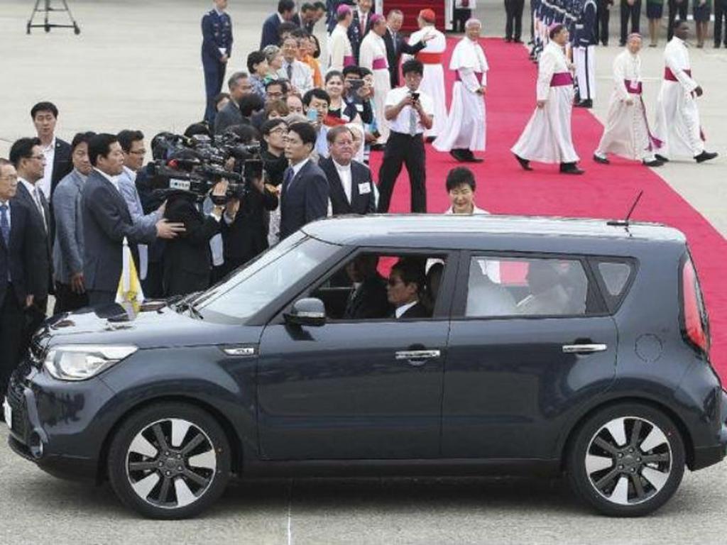 Un vehículo causó sensación en Corea; y es que Kia Motors prestó al Papa Francisco un Soul, un hatchback fabricado justamente en ese país. Foto: Especial
