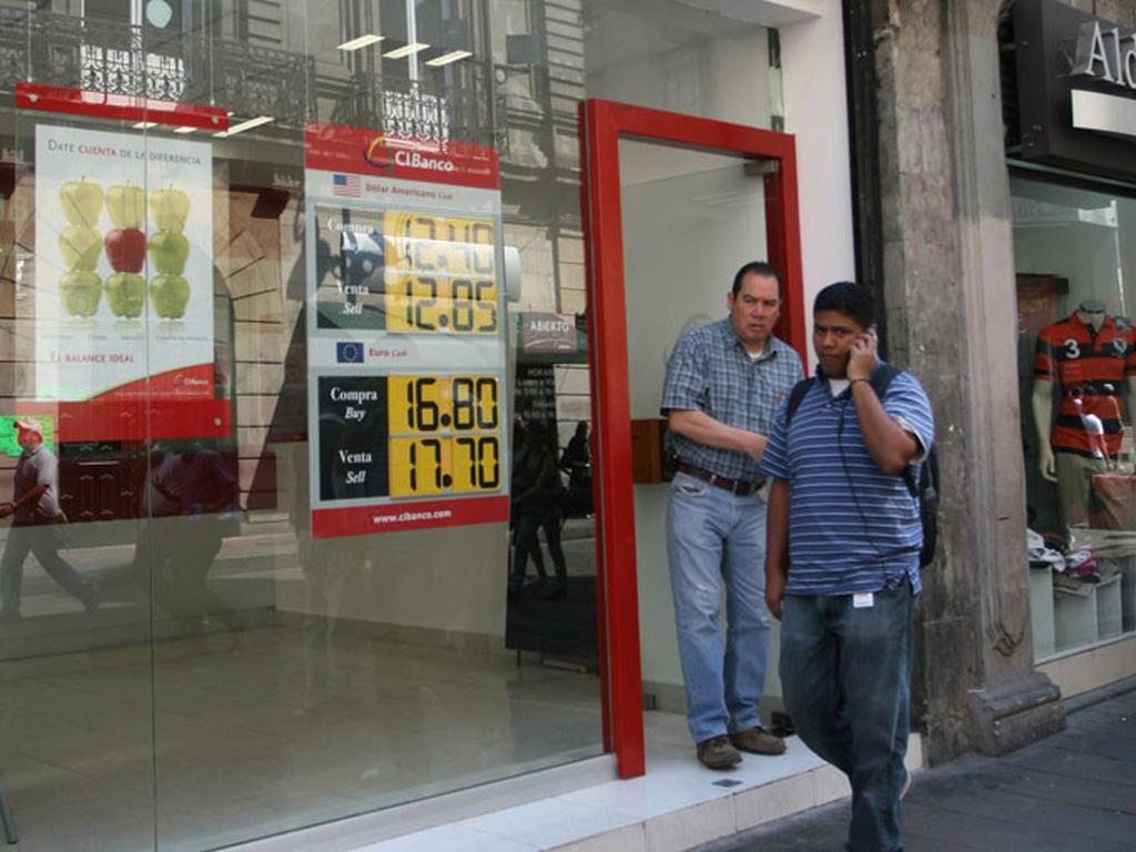 Inmigrantes sufren porque bancos limitan transferencias de dinero. Foto Cuartoscuro