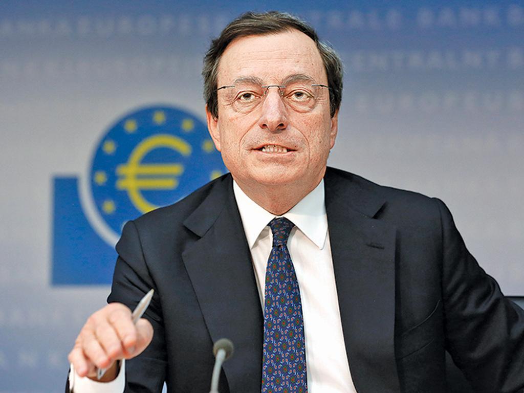 Mario Draghi, presidente del BCE, informó que las medidas anunciadas podrían llegar a costar un billón  de euros para hacer subir la inflación. El paquete no fue del agrado de gobiernos como el de Alemania. Foto: AP