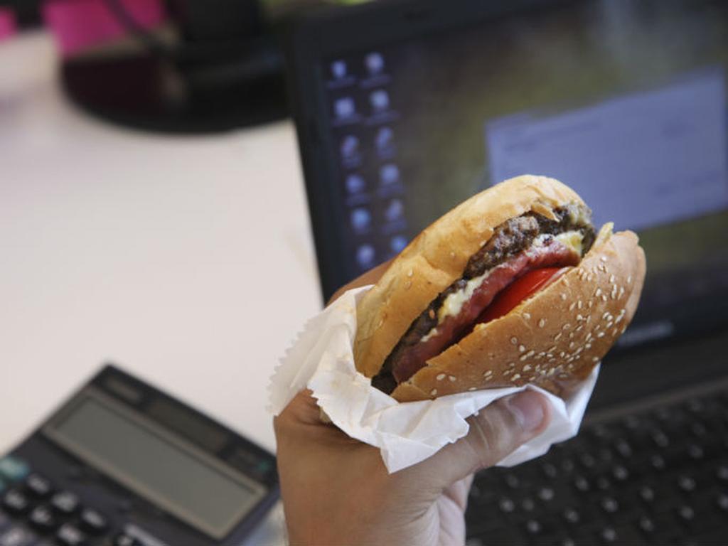 Durante su jornada laboral 48.5% de los profesionistas consume comida chatarra, principalmente durante la tarde. Foto: Thinkstock