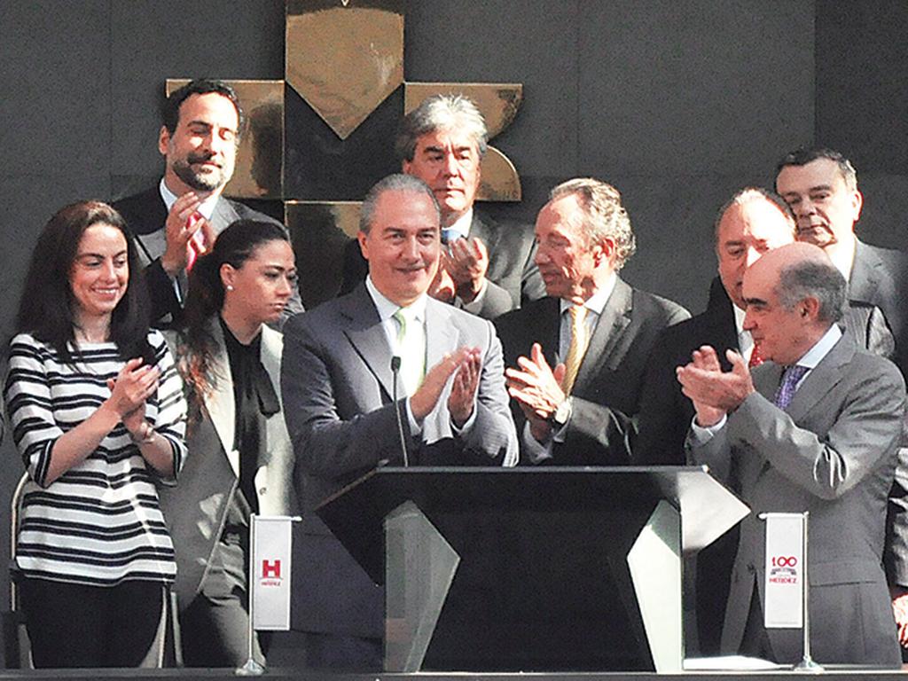 Héctor Hernández-Pons Torres, presidente de Herdez, estuvo acompañado por Luis Téllez, presidente de la BMV, y otros directivos en la ceremonia conmemorativa. Foto: Especial