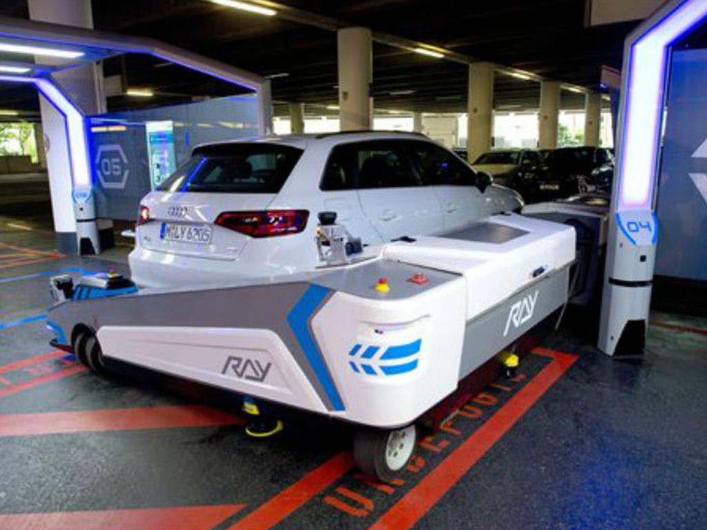 Recientemente en Alemania se presentó a Ray, un robot capaz de estacionar autos de una manera más eficiente. Foto: AP.