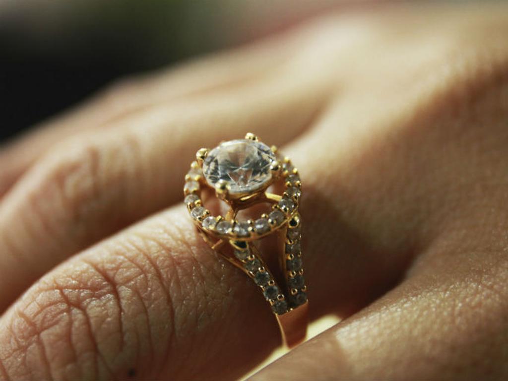 Si piensas casarte y buscas un anillo de compromiso piensa que es sólo un símbolo y no representa nada más. Foto: Thinkstockphotos
