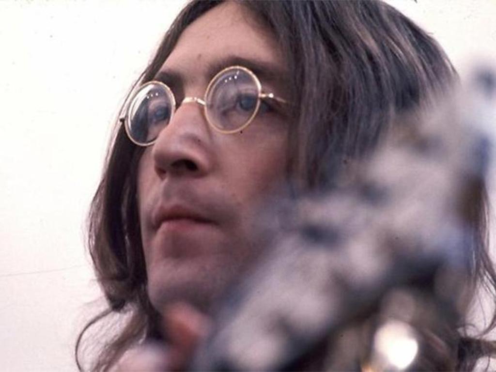 Se trata de piezas que pertenecían a la guitarra con la que Lennon grabó gran parte de los primeros álbumes de los Beatles y con la que actuó por primera vez. Foto: Especial.