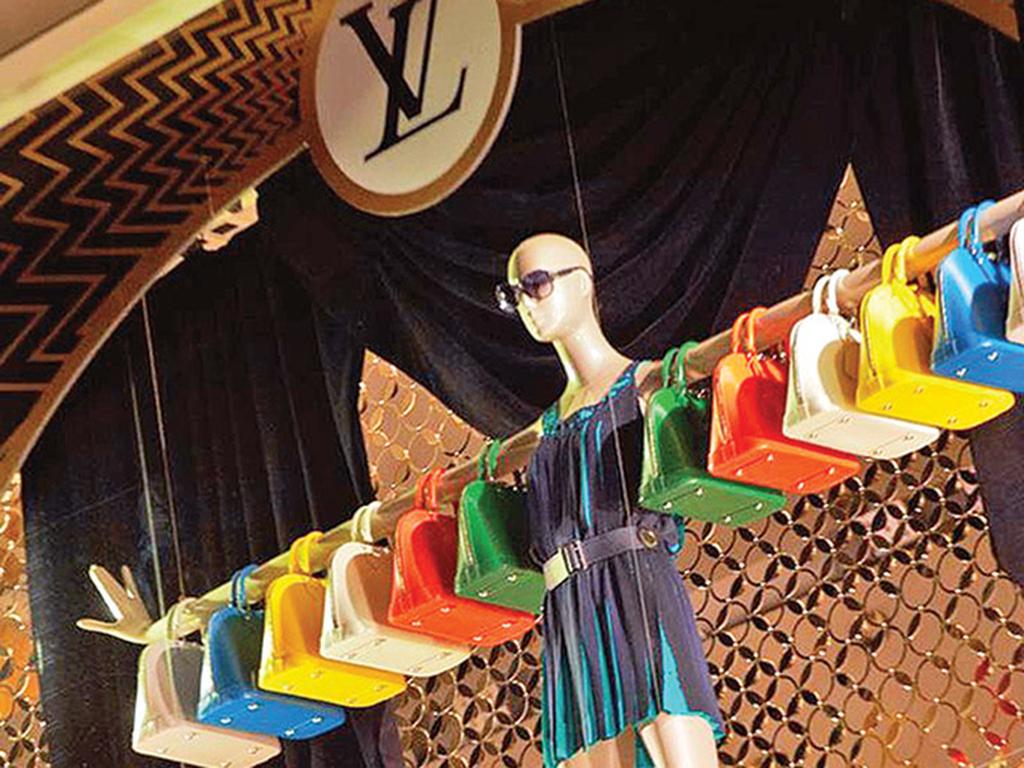 El magnate francés Bernard Arnault, dueño de la marca de bolsos y maletas Louis Vuitton, es uno de los que más se ha beneficiado de la fiebre por tener objetos de marcas de lujo que hay en Europa y Asia.  Foto: Tomada de Pinterest