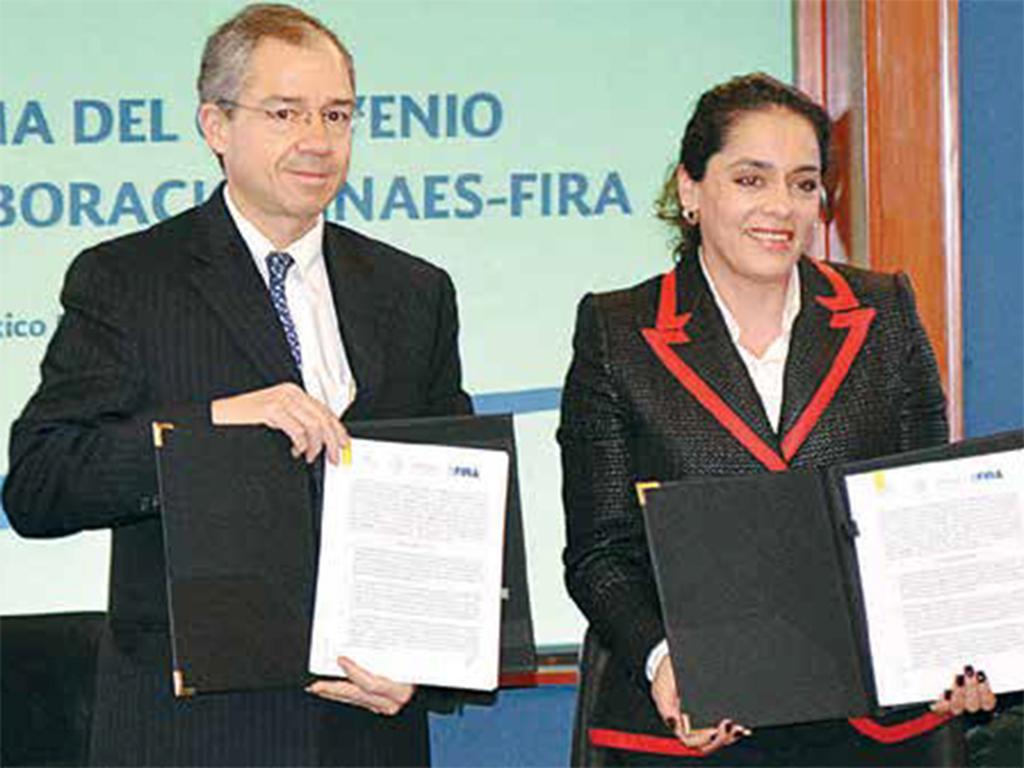 Rafael Gamboa, director general del FIRA, y Narcedalia Ramírez, titular del Inaes. Foto: Cortesía Fira