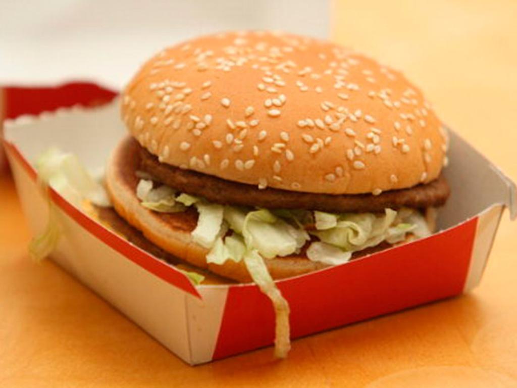 The Economist elaboró el índice Big Mac tomando como punto de comparación el precio de la hamburguesa de McDonald ’s en 45 países. Foto: Getty