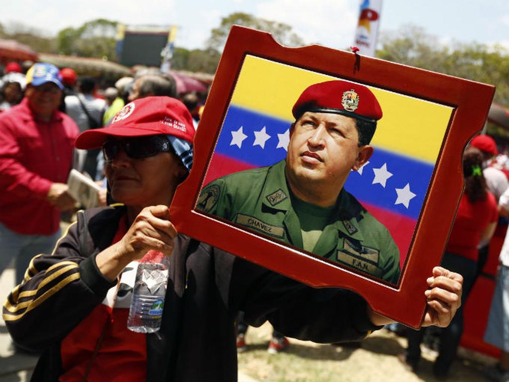 La muerte de Hugo Chávez por un cáncer contra el que batalló por casi 20 meses, el 5 de marzo de 2013, dejó la carga de su “legado” y el listado de sus adversarios en manos de Maduro. Foto: Reuters