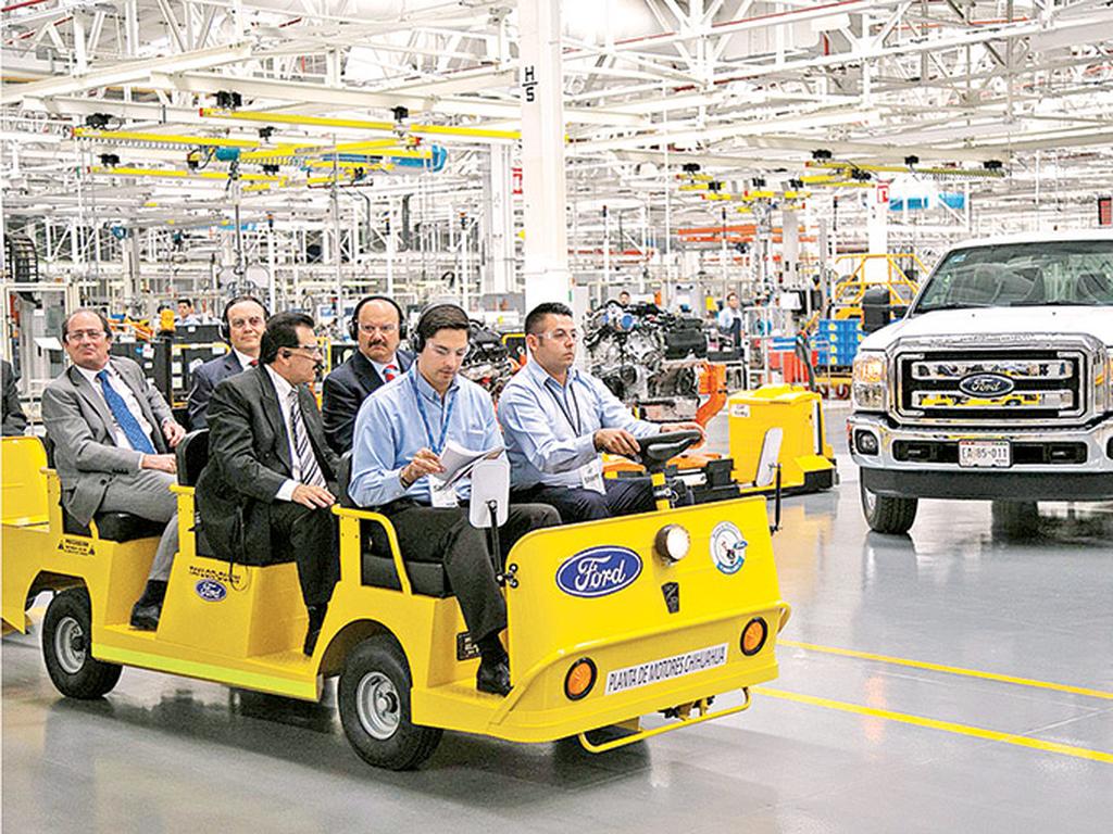 Gabriel López, CEO de Ford México (atrás), y César Duarte, gobernador  de Chihuahua (al centro), hacen un recorrido con personal de la fábrica. Foto: Cortesía Ford