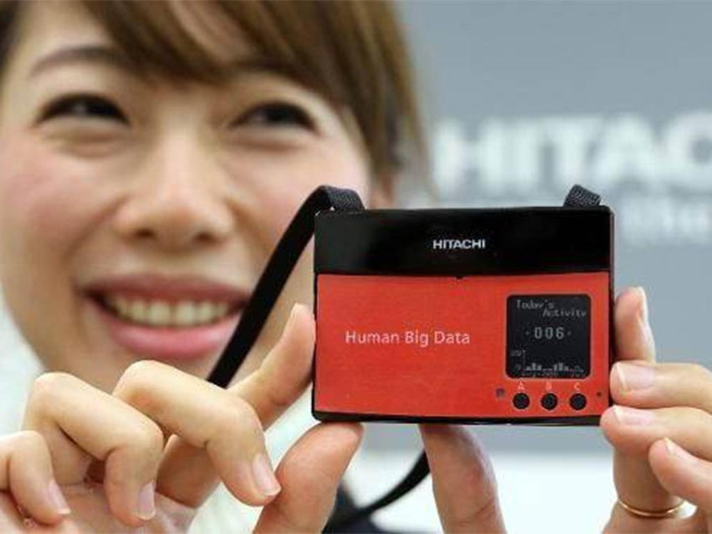 Un gadget medirá qué tan feliz eres en tu trabajo. Foto Hitachi