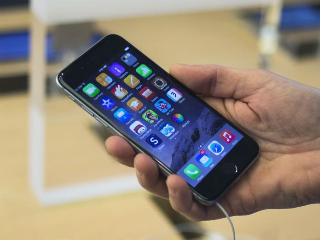 Tras actualizar el teléfono a la versión 8.3 del iOS, mostró el “error 53” que le impide restaurarlo. Foto: Reuters