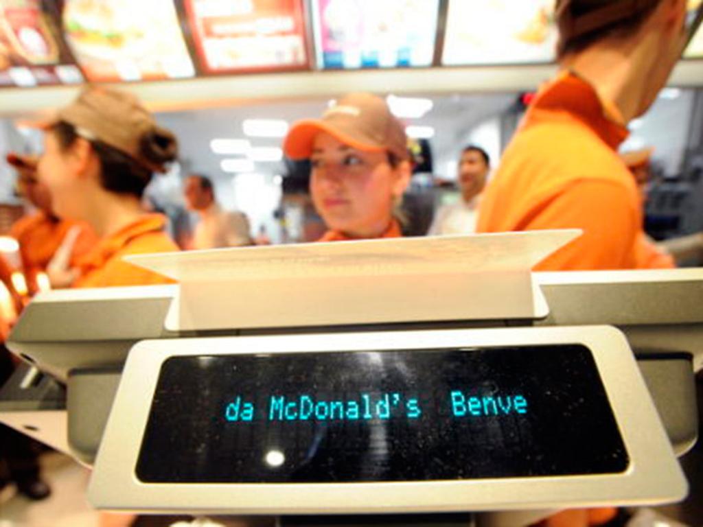 La decisión de McDonald's ocurre tras el alza de los salarios de los empleados recién ingresados en Walmart Stores Inc y en otros minoristas. Foto: Getty