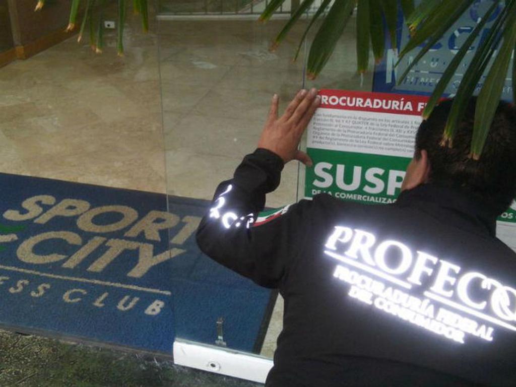 Profeco suspendió anoche las actividades de 13 sucursales de Sport City. Foto: @LorenaMartinez