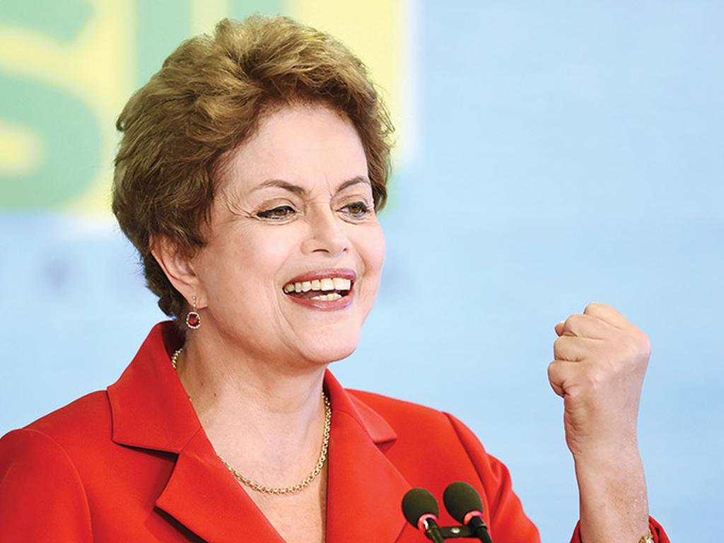 La presidente brasileña, Dilma Rousseff, se ha visto obligada a recortar  su programa de infraestructura ante la desaceleración de la economía. Foto: AFP