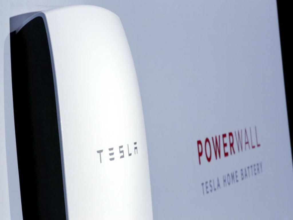 Tesla Motors espera conectar millones de baterías con paneles solares en viviendas y negocios para que el mundo pueda desconectarse de las centrales eléctricas. Foto: Reuters