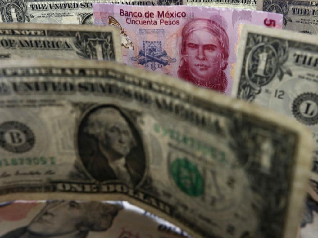 En el mercado interbancario la divisa local cotizaba en 16.096 por dólar. Foto: Reuters