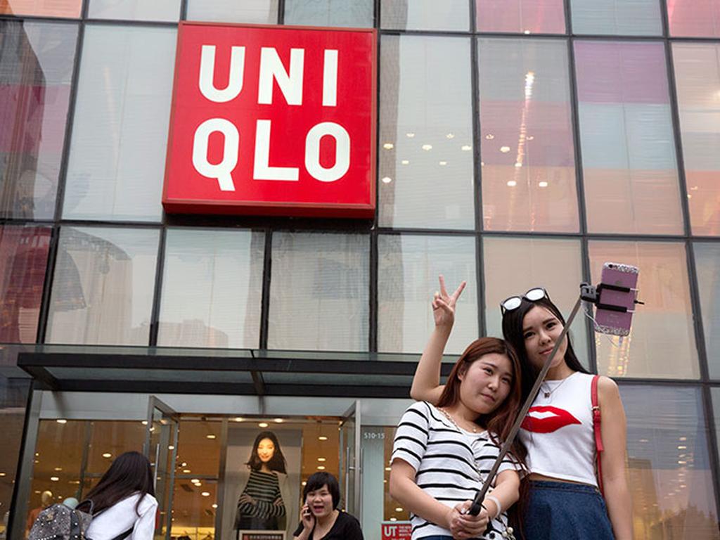 Tras el video sexual, muchos chinos han aprovechado para tomarse selfies con la tienda en el fondo. Foto AP