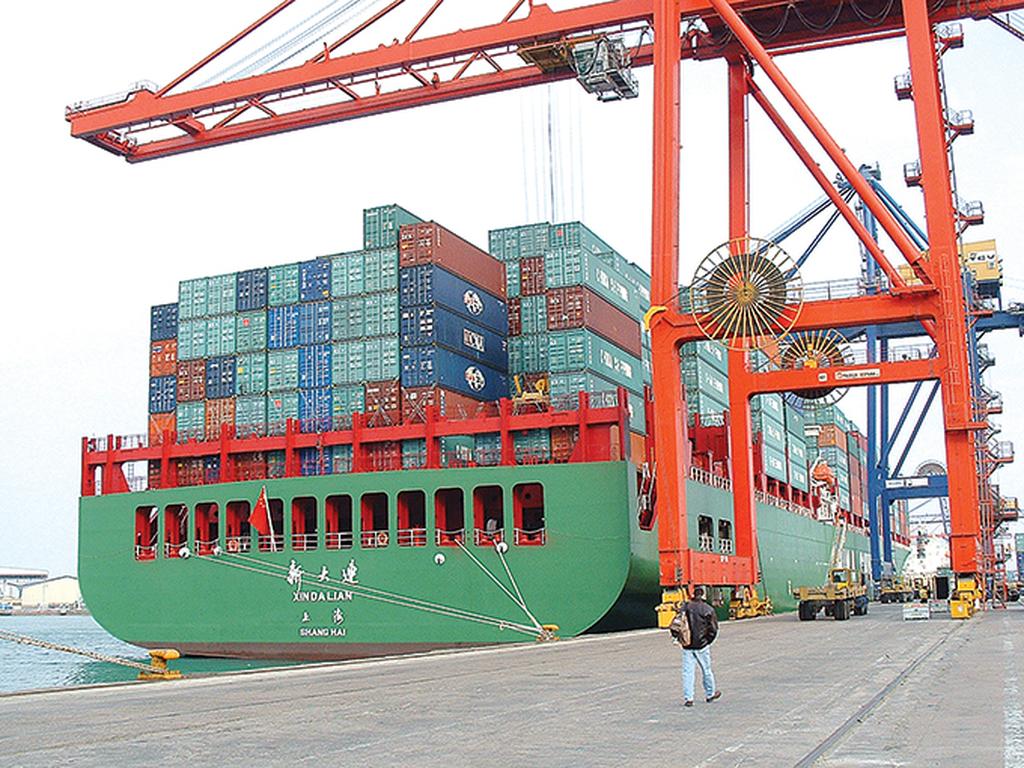 El puerto chino de Dalian es uno de los principales receptores de materias primas procedentes del mundo. Forma parte de la estrategia de especialización en el manejor de mercancías del gobierno chino. Foto: Especial  