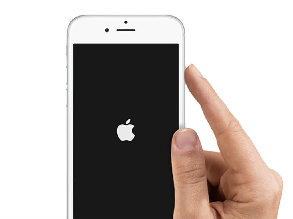 Los usuarios dicen que se encuentran usando el teléfono, de repente se congela unos segundos y muestra la pantalla negra con el logo de Apple de reinicio. Foto: Apple