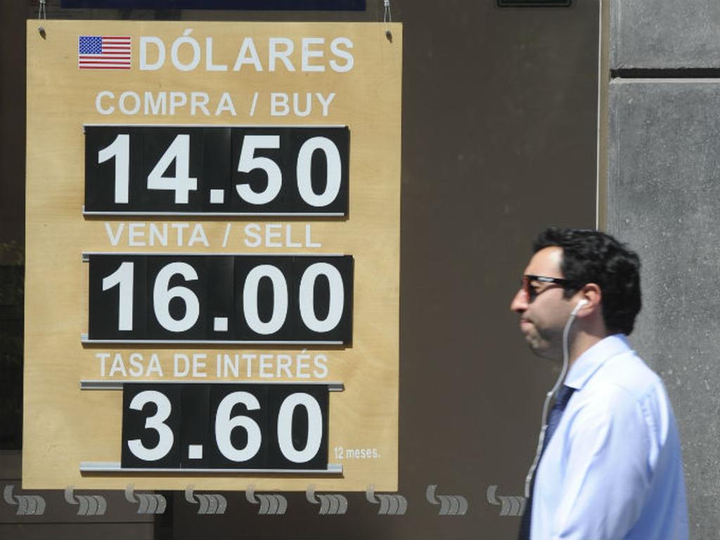 Para este viernes, prevé que el dólar interbancario se cotice entre 15.63 y 15.75 pesos. Foto: Cuartoscuro