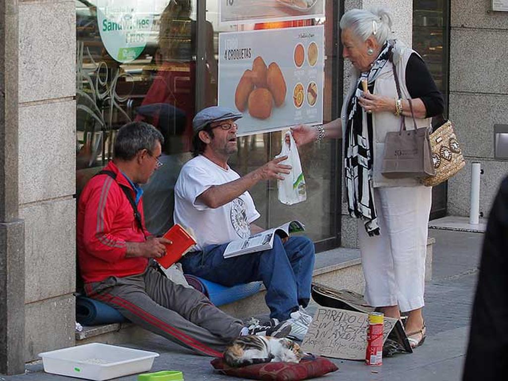 La filial francesa se disculpó tras la polémica de una nota en la que prohibía a sus empleados dar comida a indigentes, amenazándolos con retirarles su sueldo. Foto AP