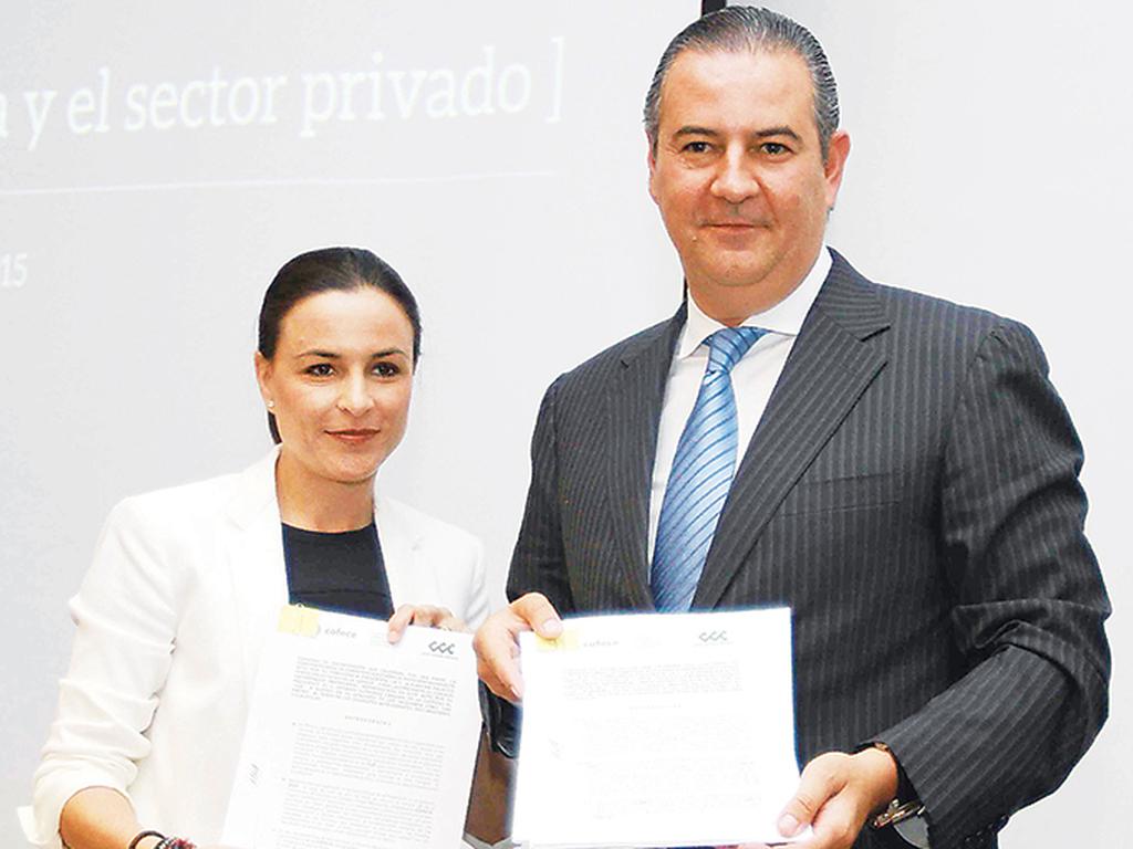 Alejandra Palacios, titular de la Comisión Federal de Competencia Económica, y Gerardo Gutiérrez Candiani, presidente del CCE, firmaron un convenio de colaboración.  Foto: Notimex
