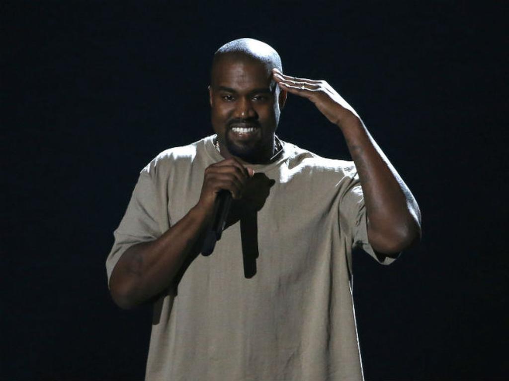 Kanye West recibió el premio Michael Jackson de Vanguardia en Videos de manos de Taylor Swift. Foto: Reuters