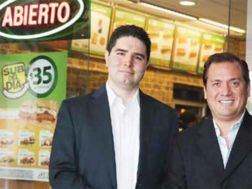 Carlos Cancino y Erick Vega, desarrolladores de marca de Subway, durante la conferencia en la que anunciaron  planes de expansión. Foto: Paola Hidalgo