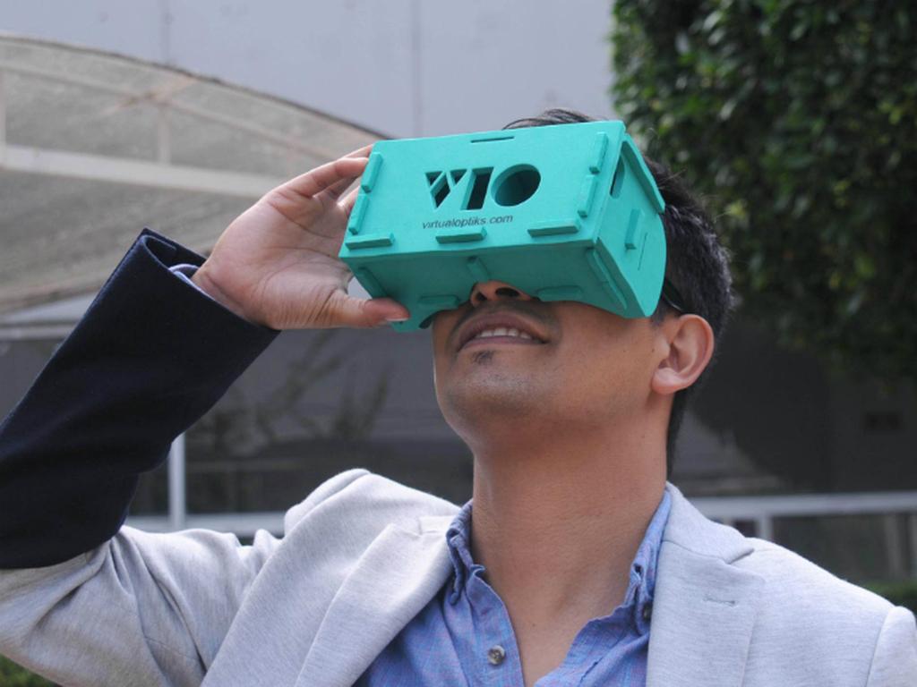 Exalumnos de la UNAM lograron un dispositivo de realidad virtual a precio accesible. Foto: UNAM