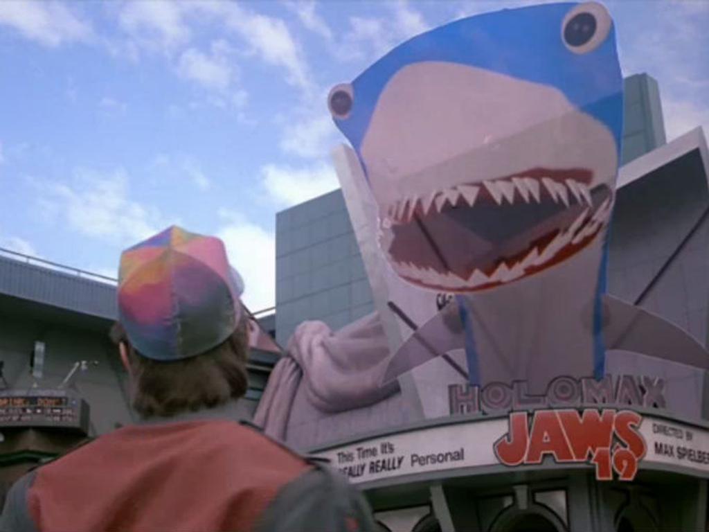 En su viaje al futuro Marty McFly se encuentra con el lanzamiento de la entrega 19 de la franquicia fílmica de “Tiburón”