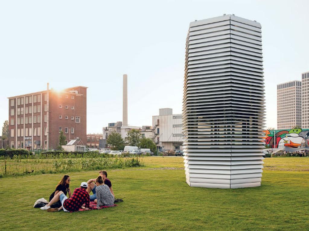 La Torre Libre de Smog limpia 28,316 metros cuadrados de aire en una hora y usa tan poca electricidad como un boiler. Foto: Roosegaard