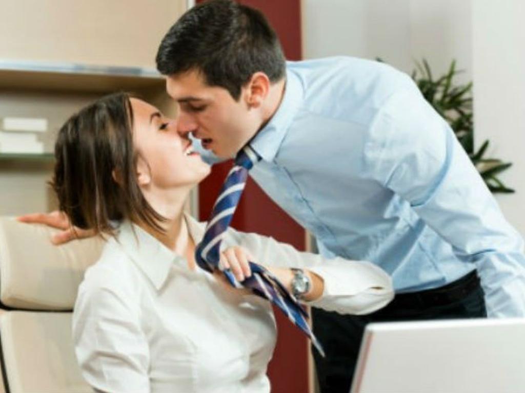 Tener un romance en el trabajo puede tener muchas desventajas no sólo en el plano personal sino también profesional. Cortesía: Getty Images.