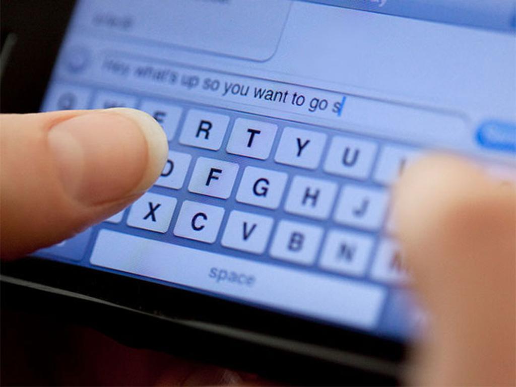 El uso de mensajes cortos vía celular es la principal forma de comunicación entre los usuarios con servicios limitados, conforman 58% del mercado. Foto: Archivo