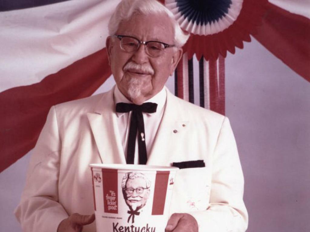 El Coronel Sanders, creador del famoso pollo Kentucky, fundó la cadena de restaurantes Kentucky Fried Chicken a los 60 años, lo cual demuestra que nunca es tarde para emprender. Foto: KFC.