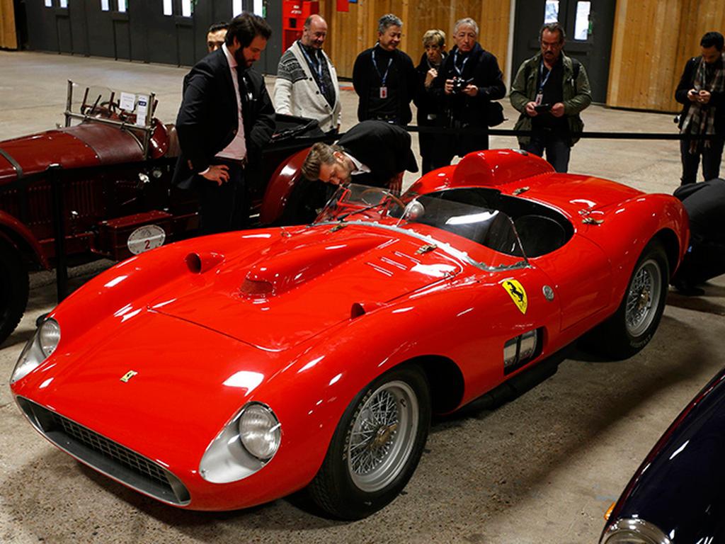 Este vehículo quedó lejos del que hasta ahora ostenta el récord mundial, un Ferrari 250 GTO de 1962 que fue adquirido en 2014 por 38.1 millones de dólares. Foto: Reuters
