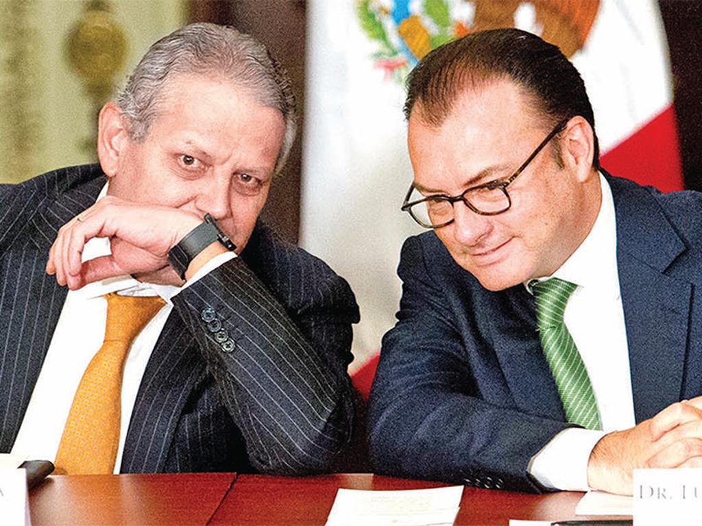 Luis Robles Miaja, presidente de la Asociación de Bancos de México, y  el secretario de Hacienda y Crédito Público, Luis Videgaray Caso.   Foto: Eduardo Jiménez