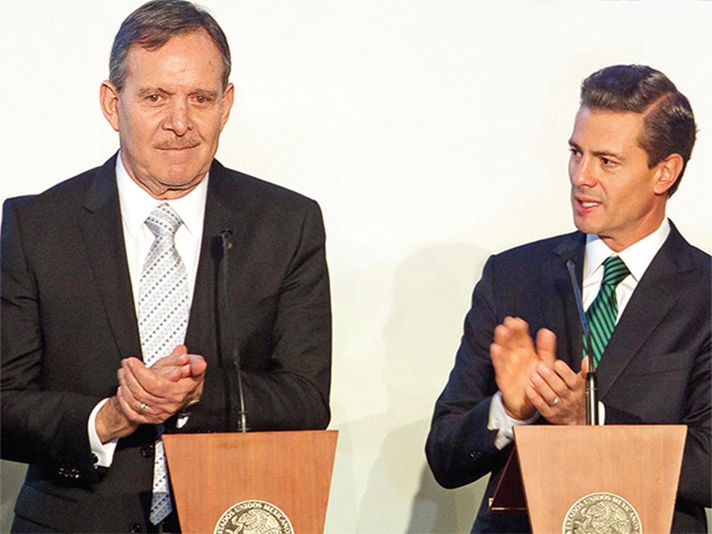 Dirigencia. El presidente Enrique Peña Nieto (derecha) tomó protesta a Enrique Solana Sentíes, quien encabeza la Concanaco.  Foto: Eduardo Jiménez
