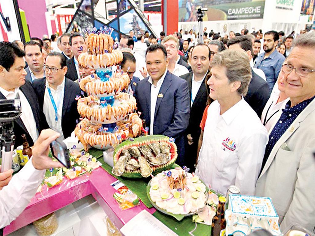 El secretario de Turismo, Enrique de la Madrid (segundo de derecha a izquierda) visitó las muestras gastronómicas que organizan los estados como parte del Tianguis Turístico Guadalajara 2016.   Foto: Especial