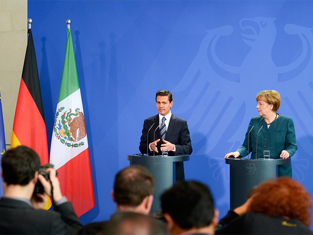 Angela Merkel elogió al presidente mexicano por no recurrir a prácticas proteccionistas ni al aislamiento, a pesar de que la caída de los precios del petróleo ha impactado la economía del país. Foto: Reuters