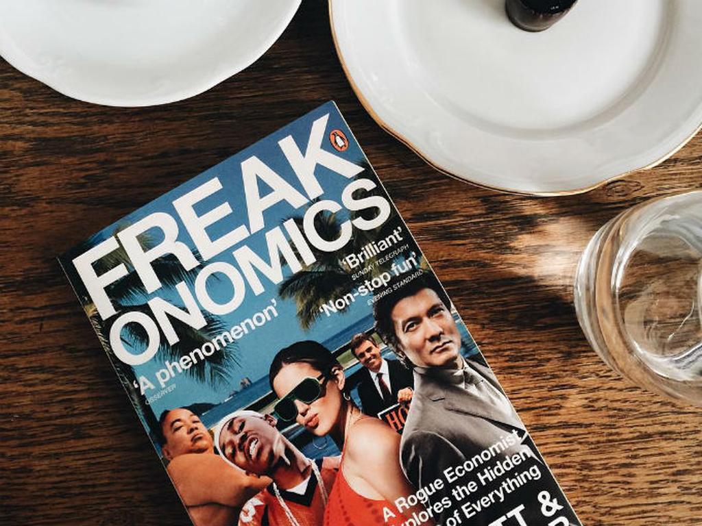 Freakonomics: Explica los conceptos económicos más básicos con ejemplos que se dan en el mundo real. Foto: Instagram de shelfmade_bookclub